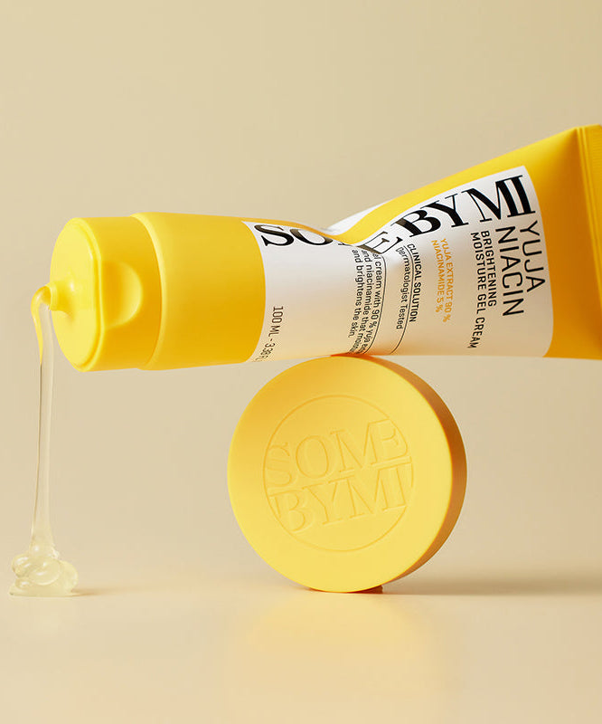 SOME BY MI Yuja Niacin Brightening Moisture Gel Cream 100ml, tube jaune et pot ouverts sur fond beige, marque SOME BY MI