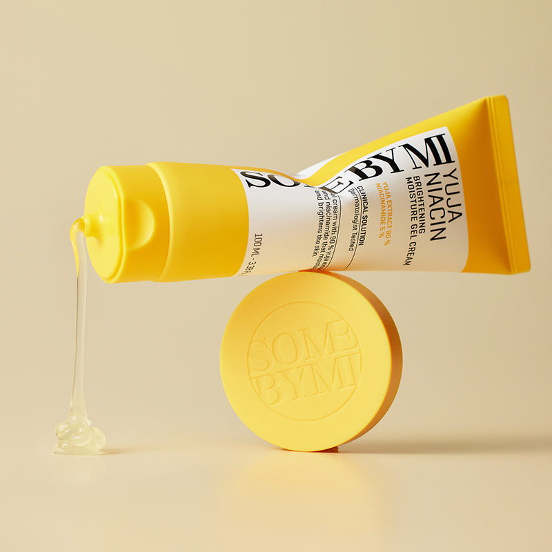 SOME BY MI Yuja Niacin Brightening Moisture Gel Cream 100ml, tube jaune et pot ouverts sur fond beige, marque SOME BY MI
