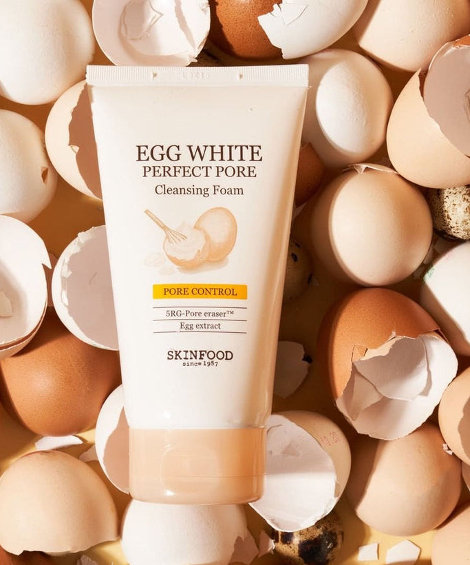 SKINFOOD Egg White Perfect Pore Cleansing Foam 150ml, mousse nettoyante sur fond d’œufs cassés, style cosmétique.