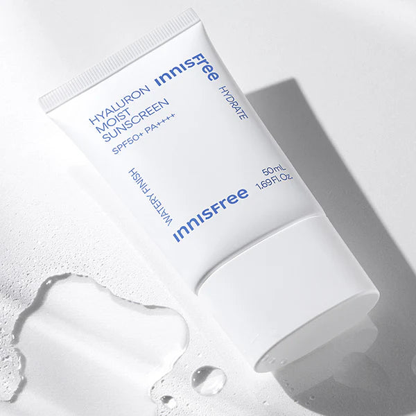 INNISFREE Hyaluron Moist Sunscreen 50ml, tube blanc avec gouttes d’eau sur fond clair, marque INNISFREE en gros plan