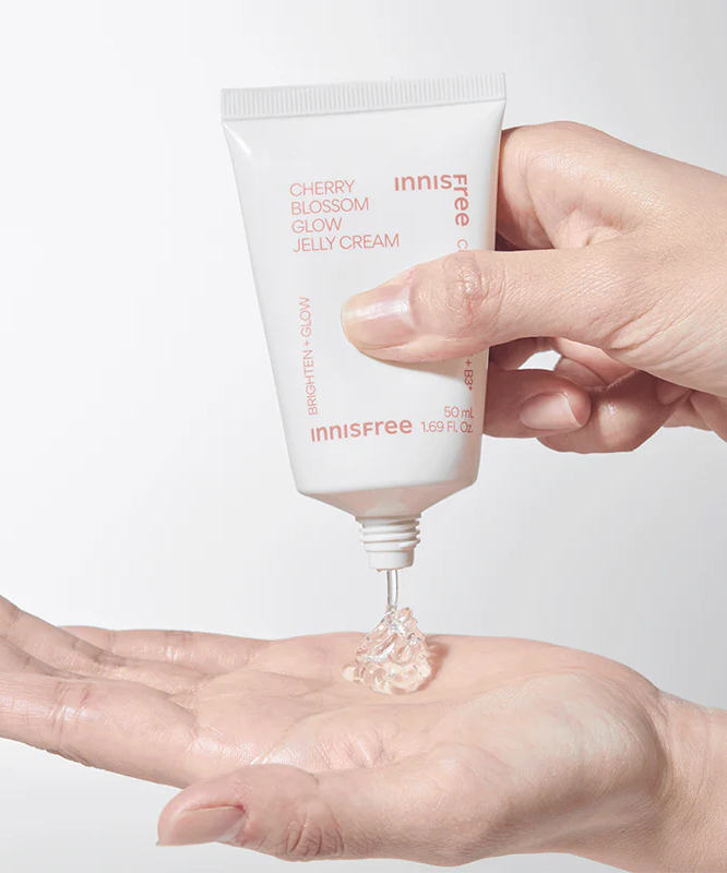 INNISFREE Cherry Blossom Glow Jelly Cream 50ml de marque INNISFREE, crème gélifiée sur une main en contexte beauté.