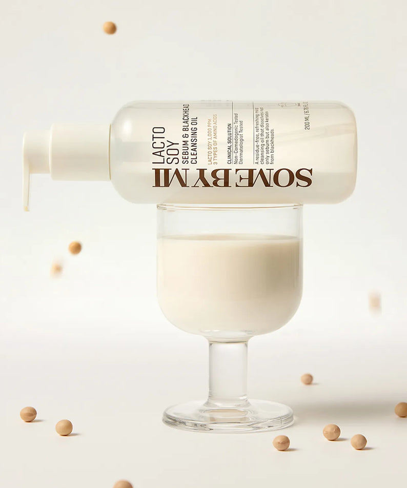 SOME BY MI Lacto Soy Serum & Blackhead Cleansing Oil 200ml de la marque SOME BY MI, flacon crème sur fond beige.