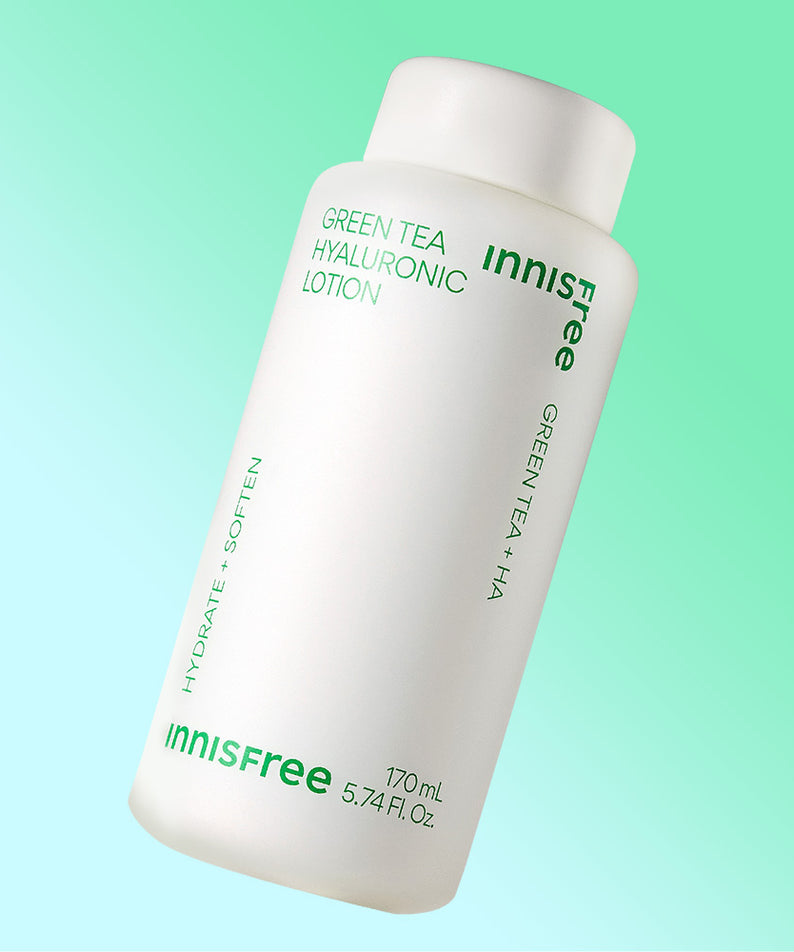 INNISFREE Green Tea Hyaluronic Lotion 170ml de la marque Innisfree, flacon sur fond vert, contexte beauté soins visage.