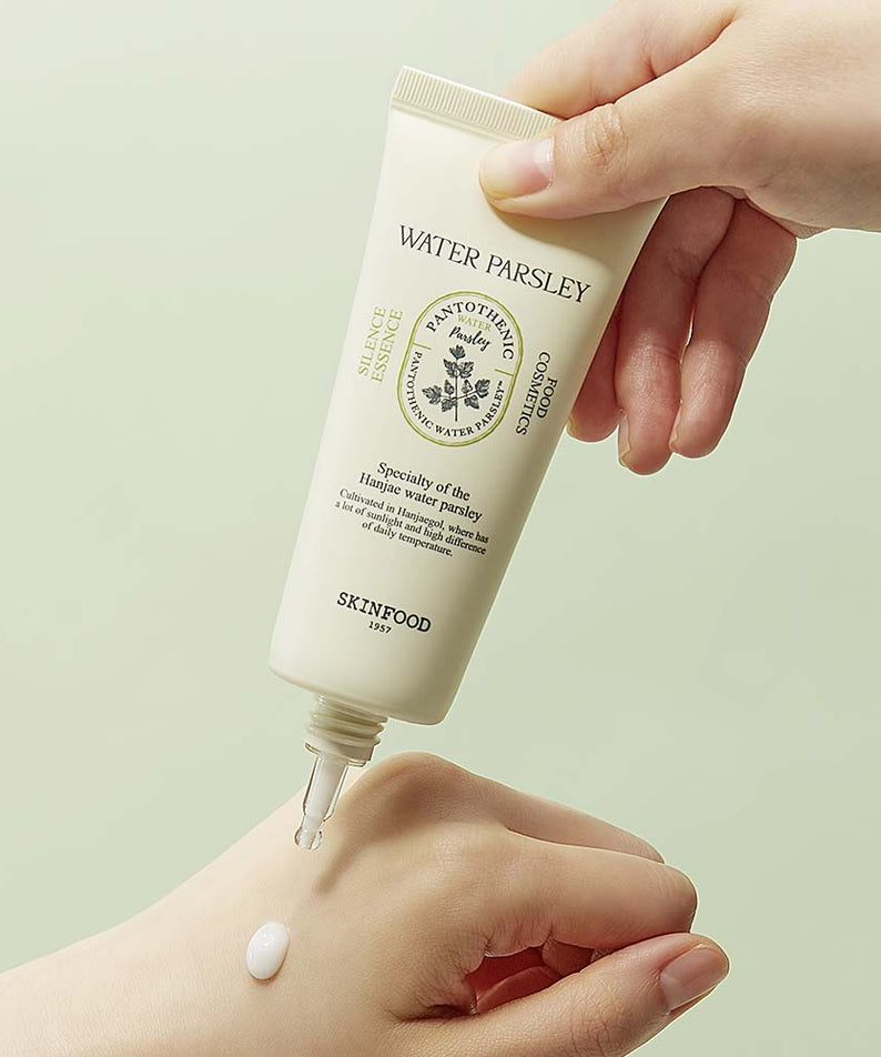 Décris l'image en français en mentionnant le produit, la marque et le contexte visuel : SKINFOOD Pantothenic Water Parsley Silence Essence 70ml