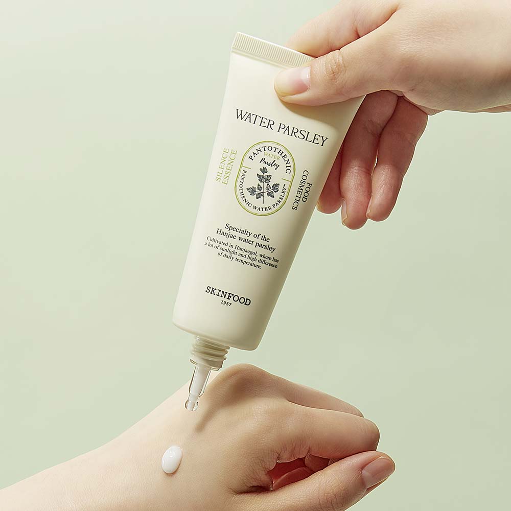 Décris l'image en français en mentionnant le produit, la marque et le contexte visuel : SKINFOOD Pantothenic Water Parsley Silence Essence 70ml
