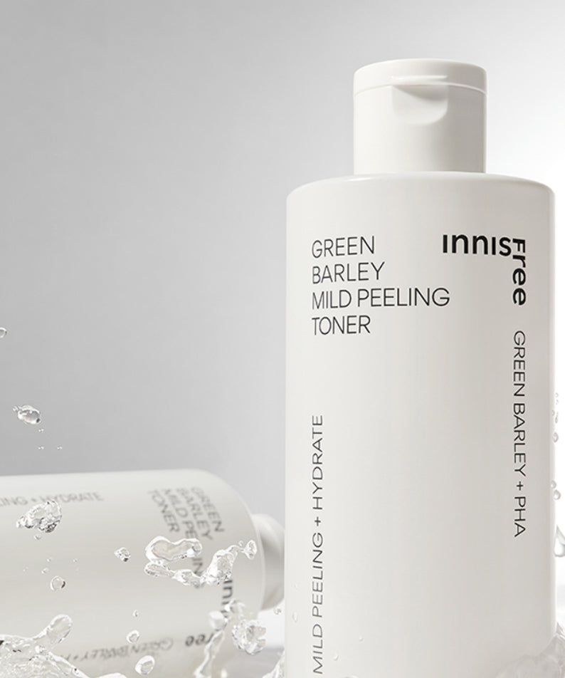 INNISFREE Green Barley Mild Peeling Toner 250ml par INNISFREE, flacon sur fond blanc, bulles et éclaboussures d’eau