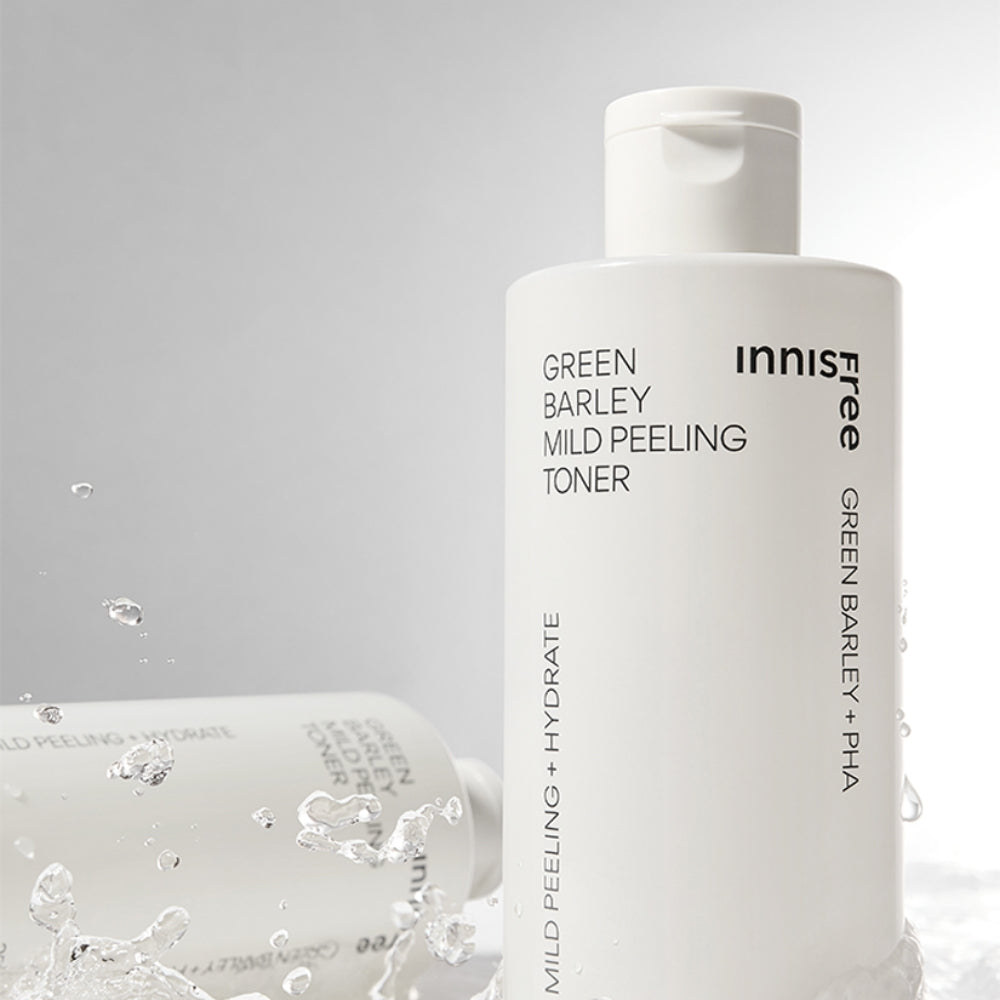 INNISFREE Green Barley Mild Peeling Toner 250ml par INNISFREE, flacon sur fond blanc, bulles et éclaboussures d’eau