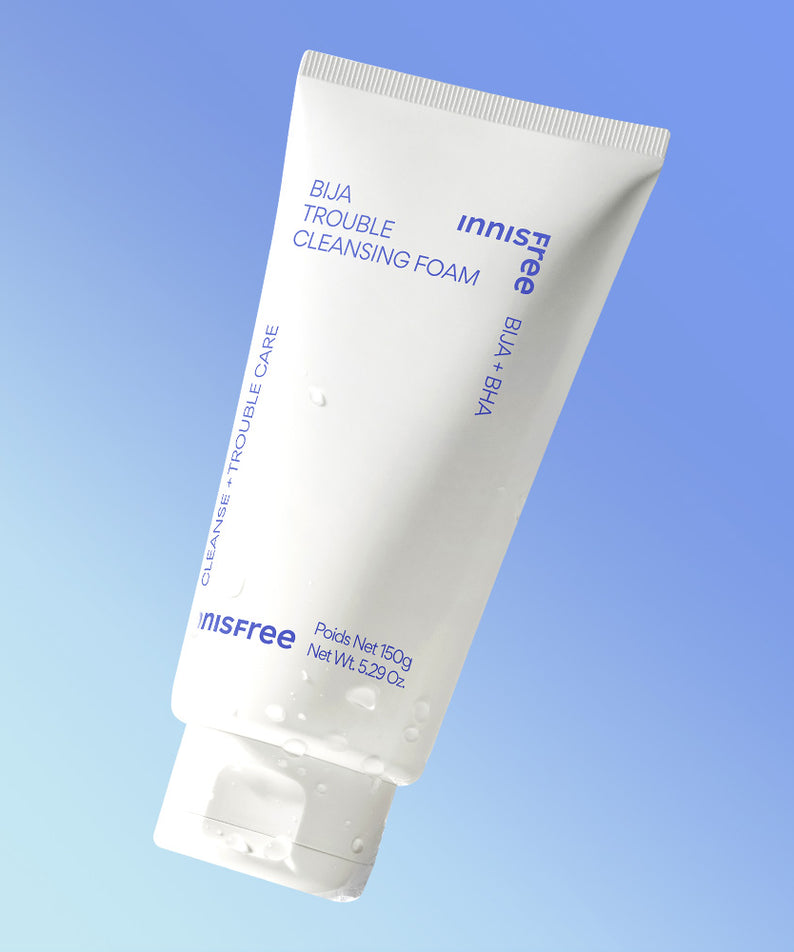 INNISFREE Bija Trouble Cleansing Foam 150g : tube blanc sur fond bleu, produit de marque INNISFREE en gros plan.