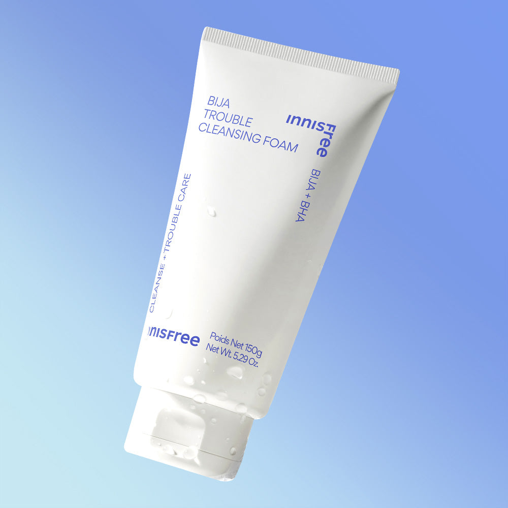 INNISFREE Bija Trouble Cleansing Foam 150g : tube blanc sur fond bleu, produit de marque INNISFREE en gros plan.