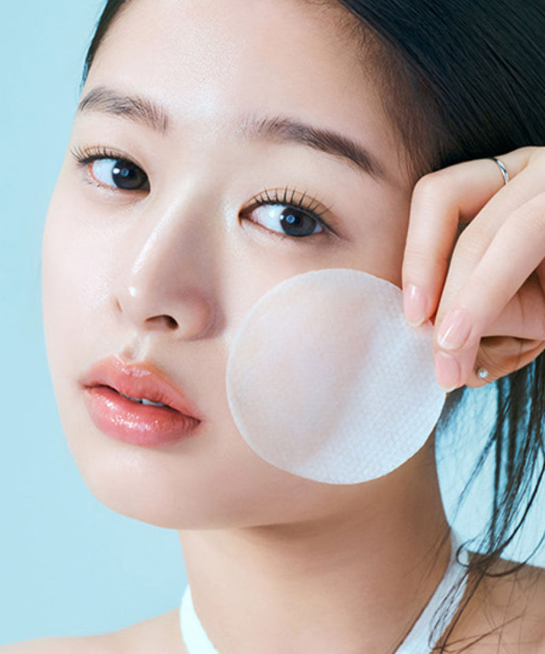 TOCOBO Cica Calming Aqua Pads 60p 160ml sur le visage, marque TOCOBO, peau apaisée et esthétique, photo produit beauté