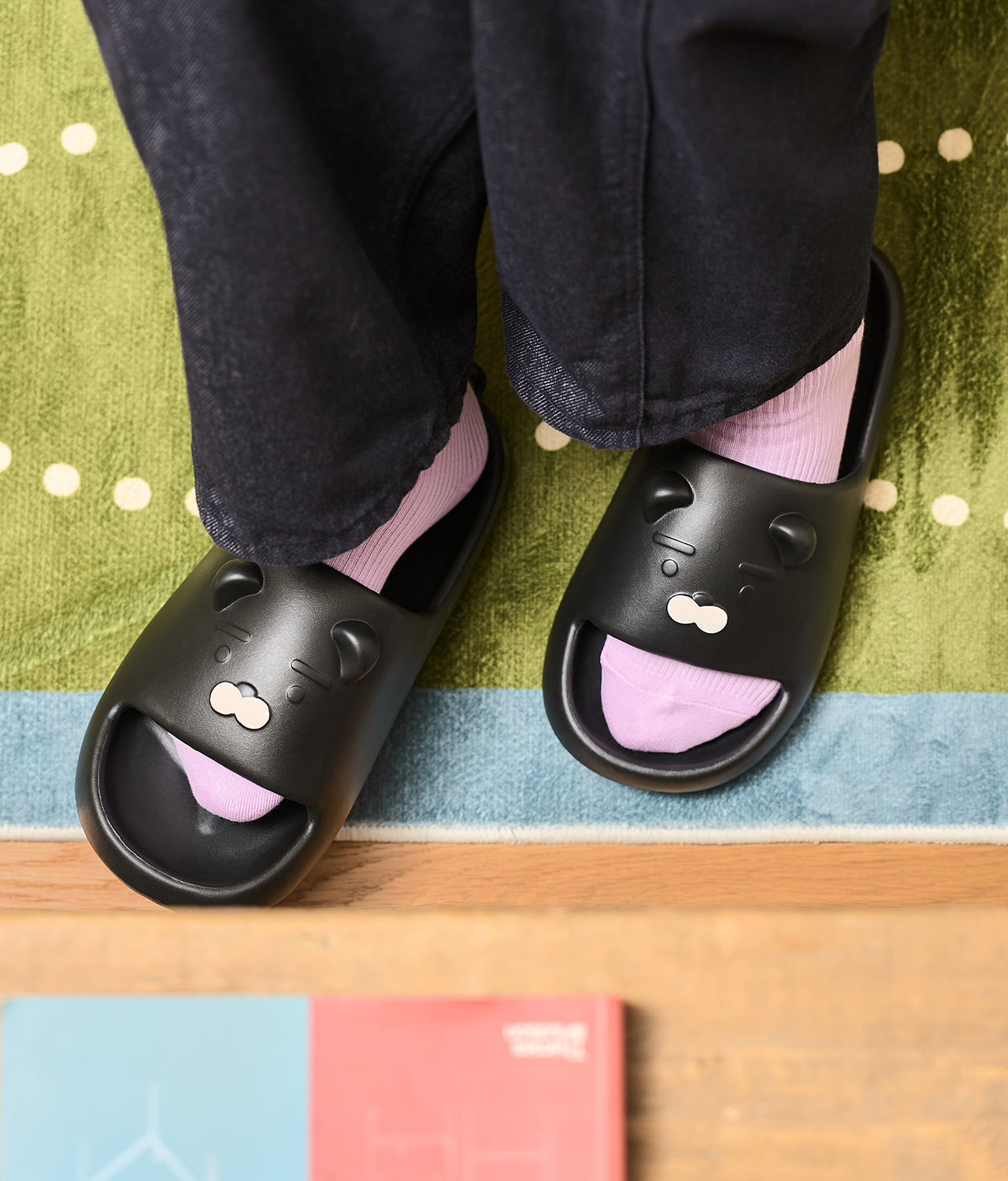 KAKAO FRIENDS - Noir Pantoufles Homme Ryan - Detail 5