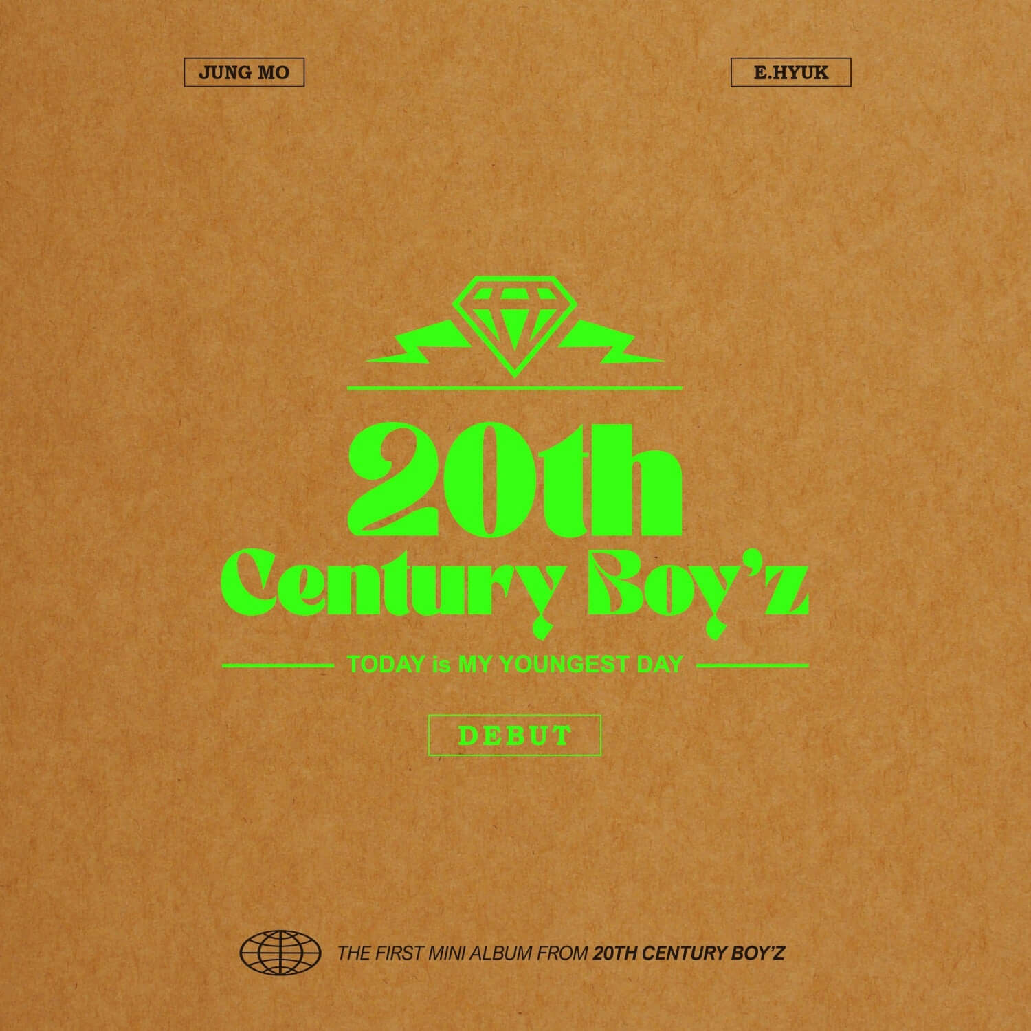 20TH CENTURY BOY'Z - [DEBUT] - Album Kpop, pochette beige avec logo vert et mention Début, style rétro