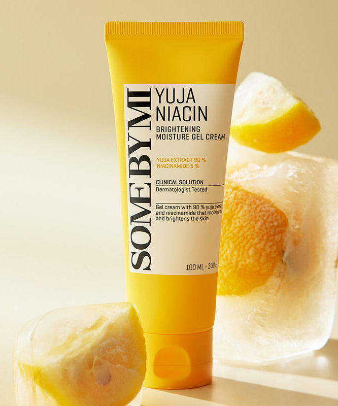 SOME BY MI Yuja Niacin Brightening Moisture Gel Cream 100ml, tube sur fond beige avec morceaux de yuzu, marque SOME BY MI.