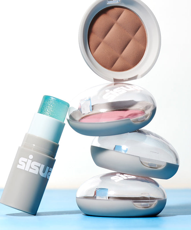 UNLEASHIA Waffle Dough Blusher de la marque UNLEASHIA, packaging maquillage avec fard pêche/bronze sur fond bleu océan