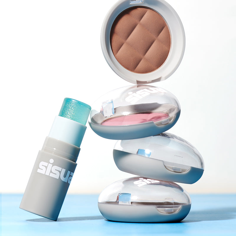UNLEASHIA Waffle Dough Blusher de la marque UNLEASHIA, packaging maquillage avec fard pêche/bronze sur fond bleu océan