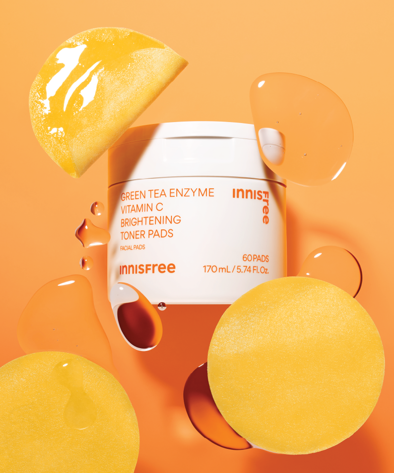 INNISFREE Vitamin C Green Tea Enzyme Brightening Pad 60p 170ml : boîte et disques sur fond orange, marque INNISFREE.