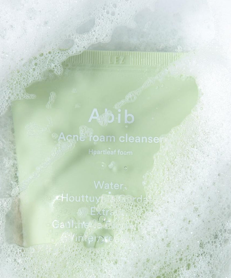 ABIB Acne Foam Cleanser with Mugwort Foam 250ml dans les bulles de savon, nettoyant doux pour la peau avec extrait de mugwort.