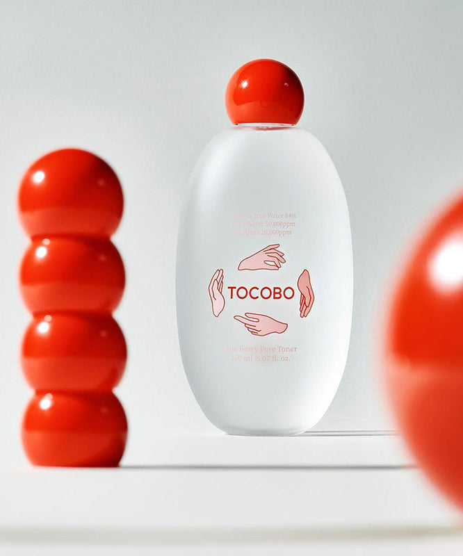 TOCOBO Vita Berry Pore Toner 150ml : flacon blanc à bouchon rouge, contexte skincare sur fond clair, produits TOCOBO.