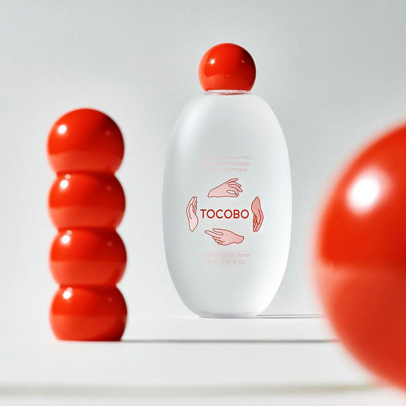 TOCOBO Vita Berry Pore Toner 150ml : flacon blanc à bouchon rouge, contexte skincare sur fond clair, produits TOCOBO.