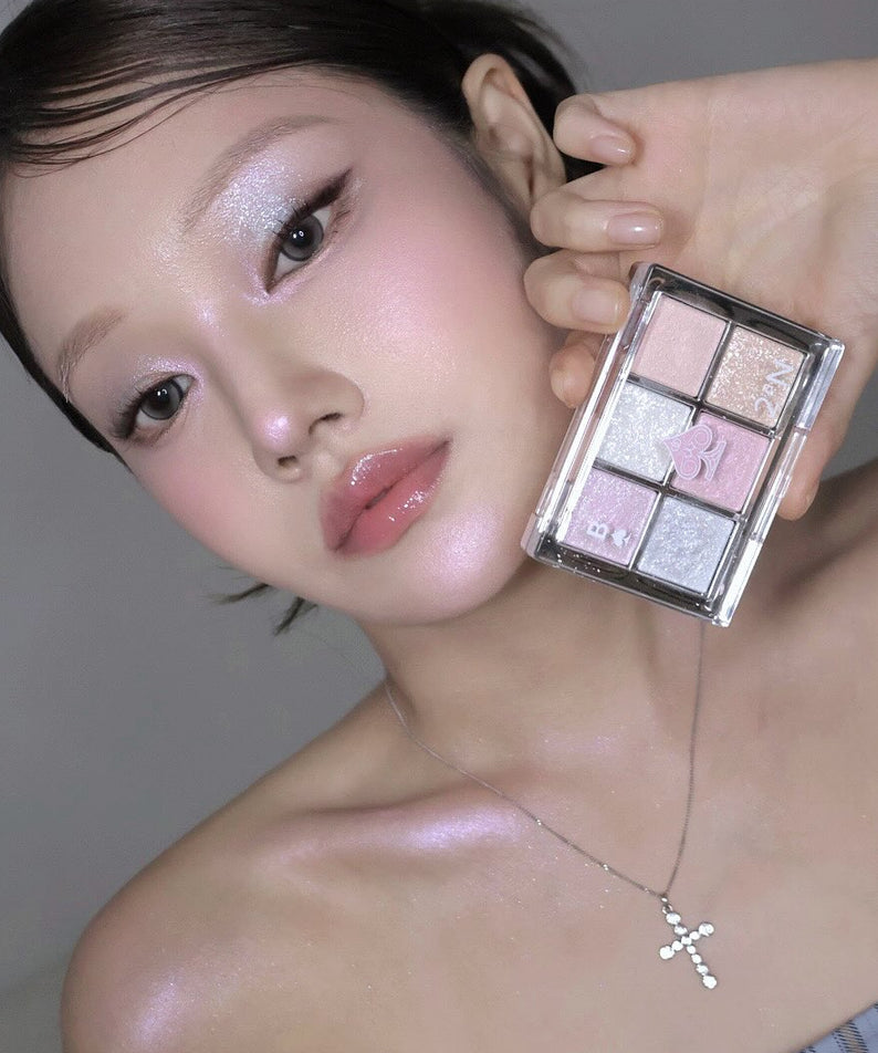 2AN  Better Me Eye Palette 4.5g, maquillage yeux sur modèle, palette ouverte avec fards rose et violets, fond gris.