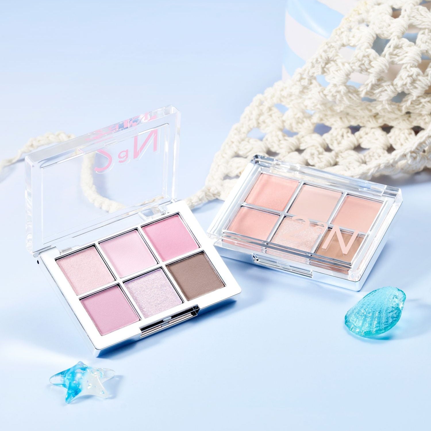 2AN  Better Me Eye Palette 4.5g, palette fards yeux de la marque 2AN sur fond bleu, coquillages et tissu au crochet