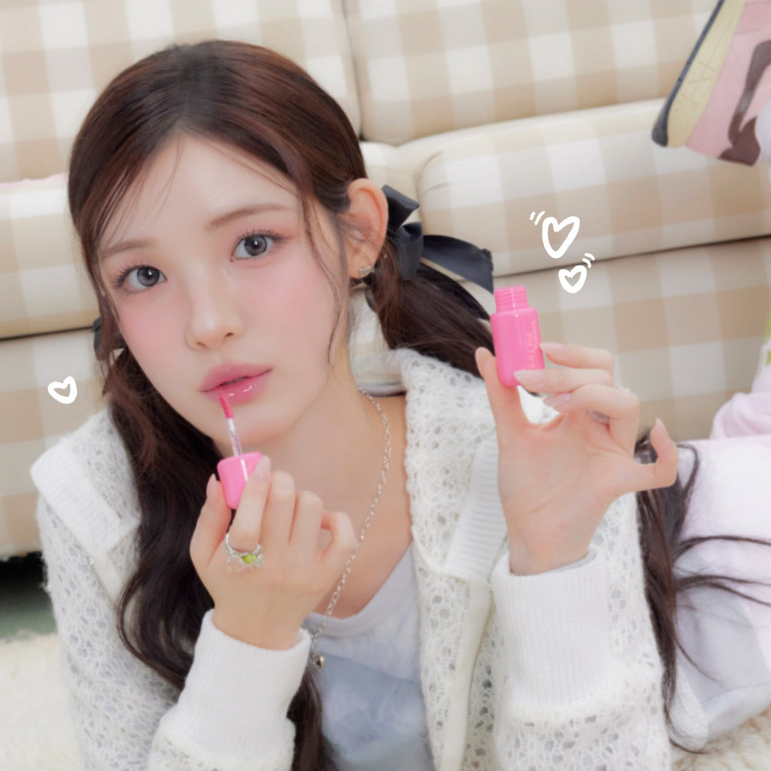2AN Dewy Fit Tint 8 Colors de la marque 2AN : jeune femme applique un tint rosé, contexte beauté en intérieur.