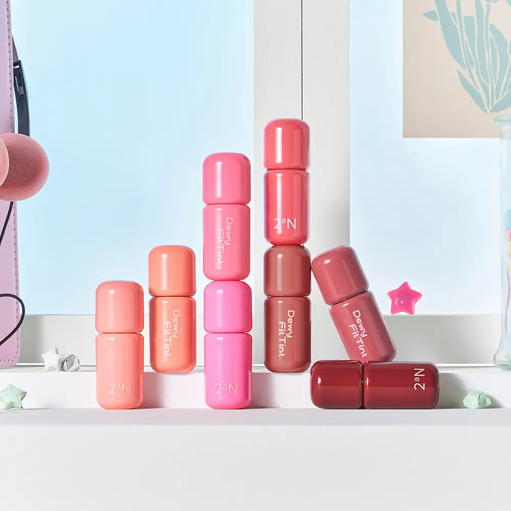 2AN Dewy Fit Tint 8 Colors, pack de baumes dégradés 2AN sur fond clair, maquillage lumineux en studio
