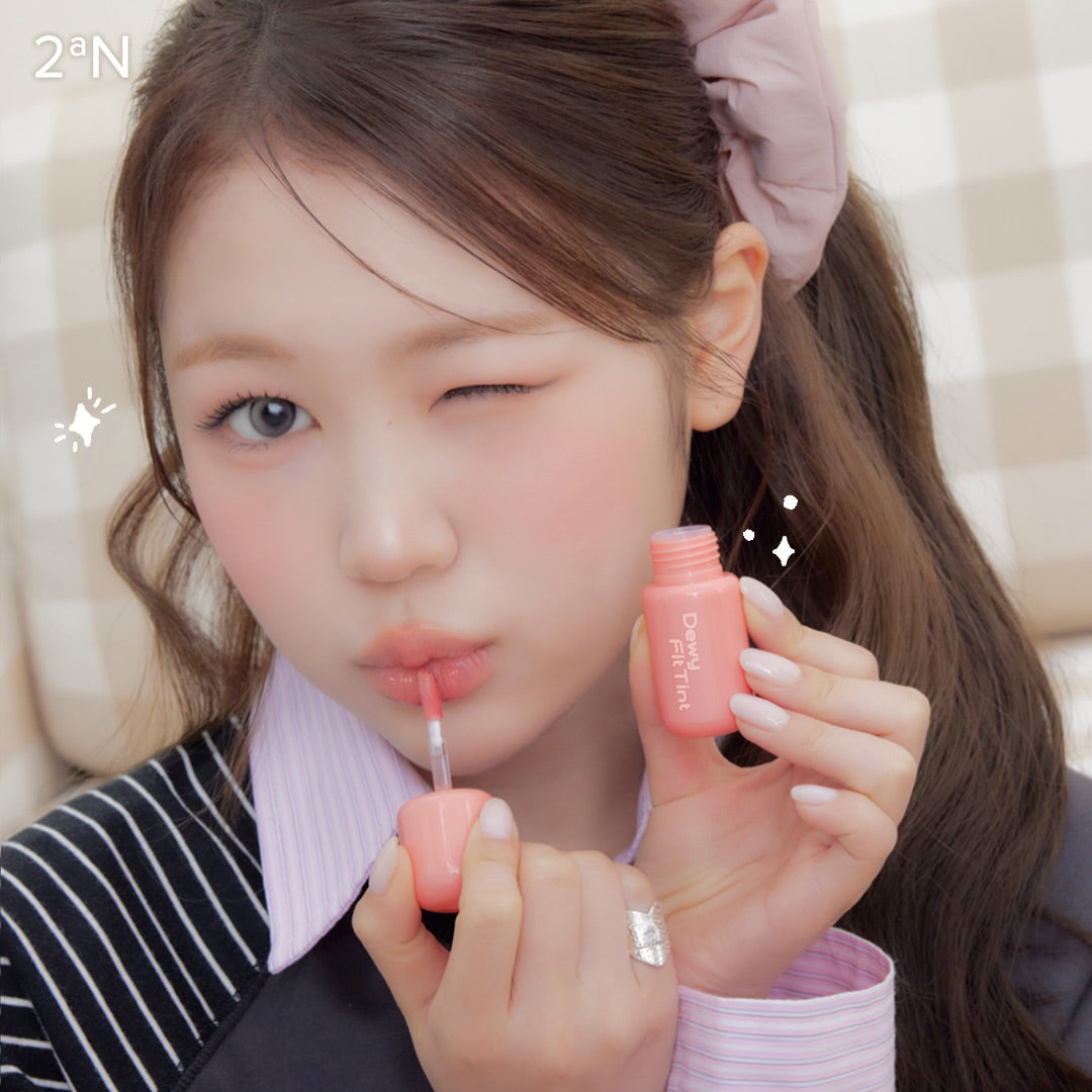 Photo de maquillage: 2AN Dewy Fit Tint 8 Colors, la marque 2AN, femme applique une teinte rose sur les lèvres.