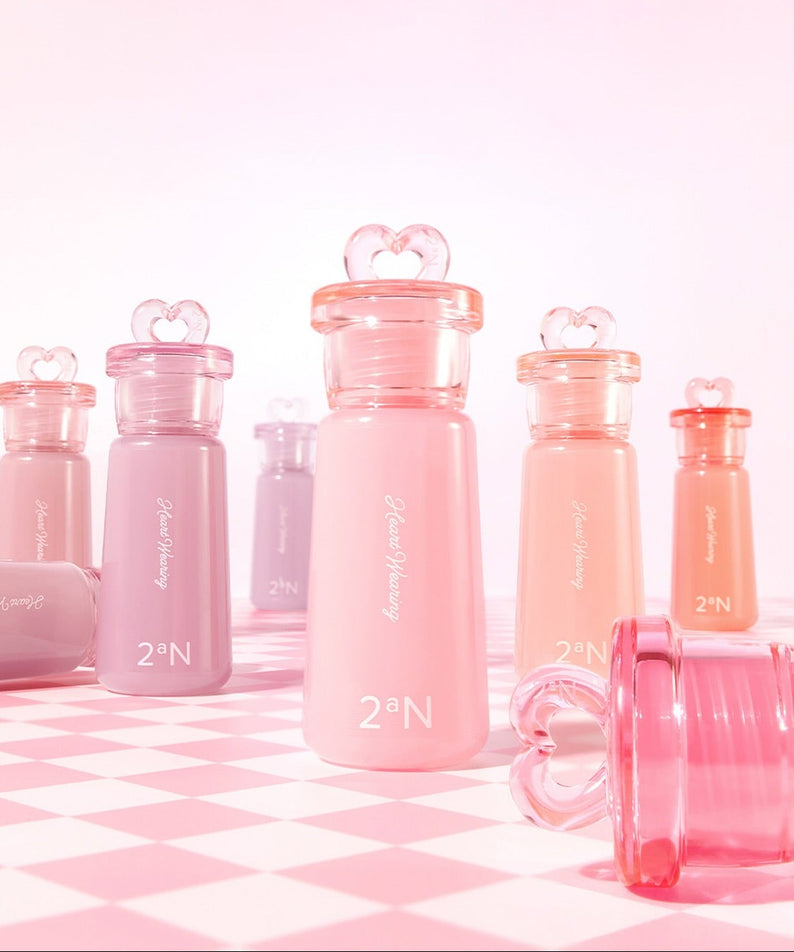 2AN  Heart Wearing Liquid Cheek 4.4g, flacons roses coeurs, marque 2AN, maquillage sur fond pastel