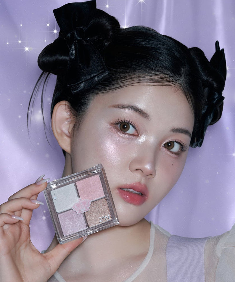 2AN  Jelly Glow Highlighter Palette 10.8g, produit maquillage en violet; femme applique un highlighter, style glow