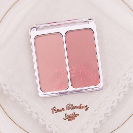 2AN Dual Cheek Blush de la marque 2AN, palette double fards rose sur fond clair, mise en scène maquillage.