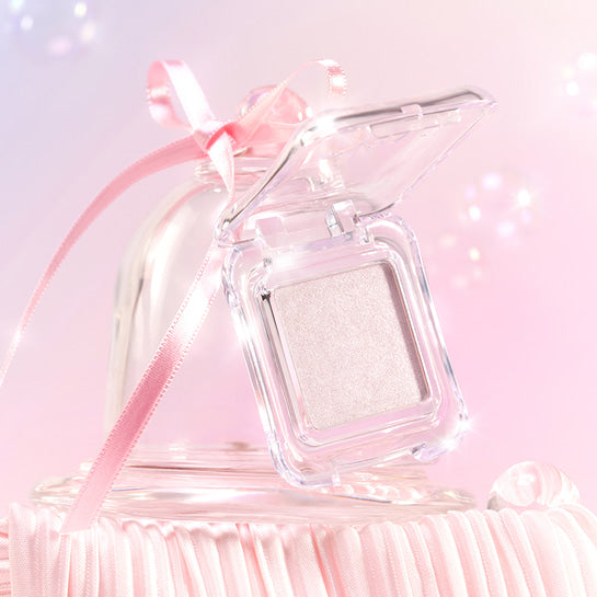 2AN Pure Glash Highlighter de la marque 2AN, sur fond rose lumineux, poudre scintillante dans un étui transparent