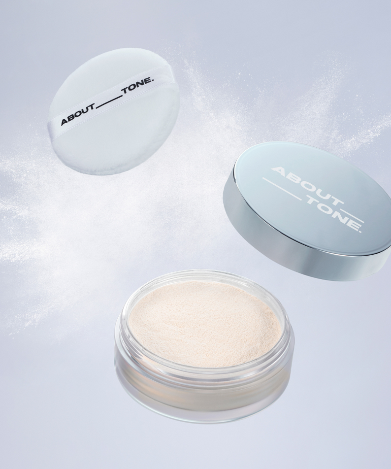 ABOUT TONE The Blur Finish Powder, marque ABOUT TONE, poudre visage sur fond bleu avec texture floue et éclats.