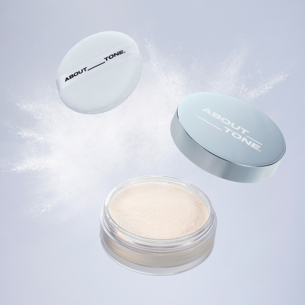 ABOUT TONE The Blur Finish Powder, marque ABOUT TONE, poudre visage sur fond bleu avec texture floue et éclats.