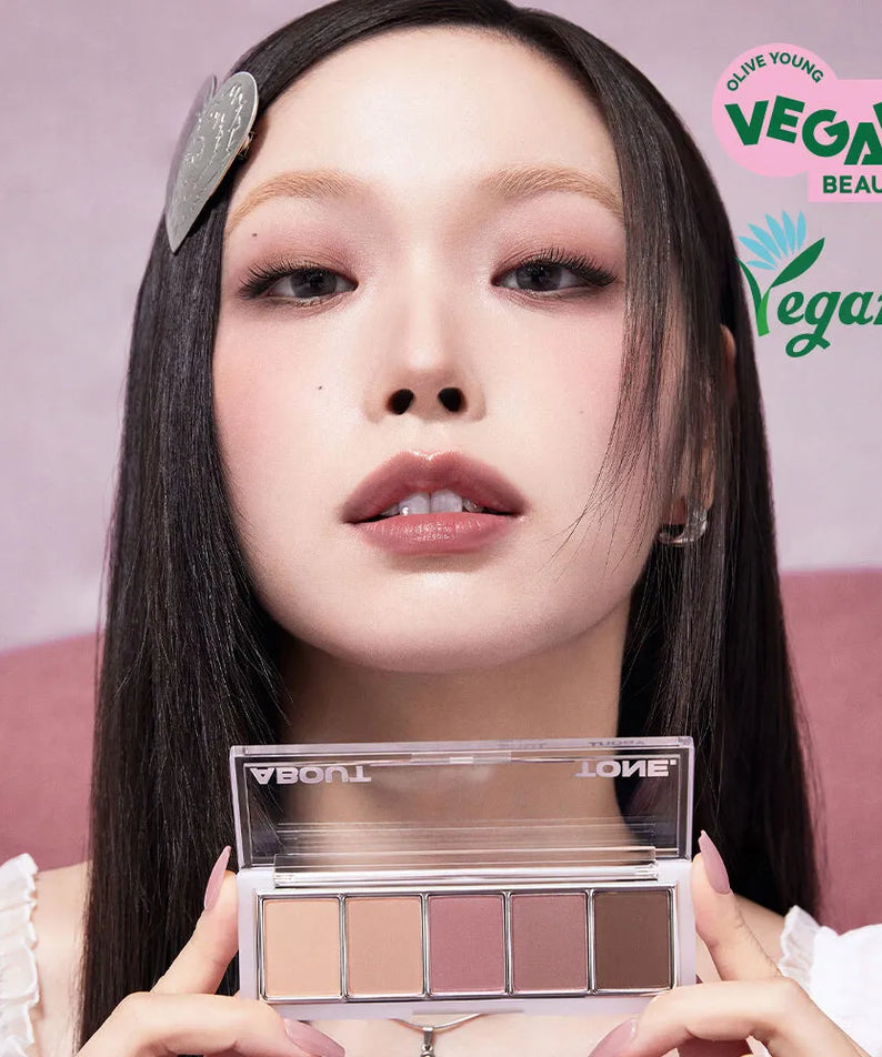 ABOUT TONE Return To Basic Shadow Palette de la marque ABOUT TONE, palette maquillage yeux sur fond rose, modèle maquillée