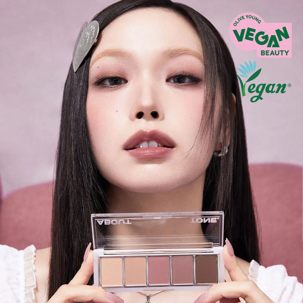 ABOUT TONE Return To Basic Shadow Palette de la marque ABOUT TONE, palette maquillage yeux sur fond rose, modèle maquillée