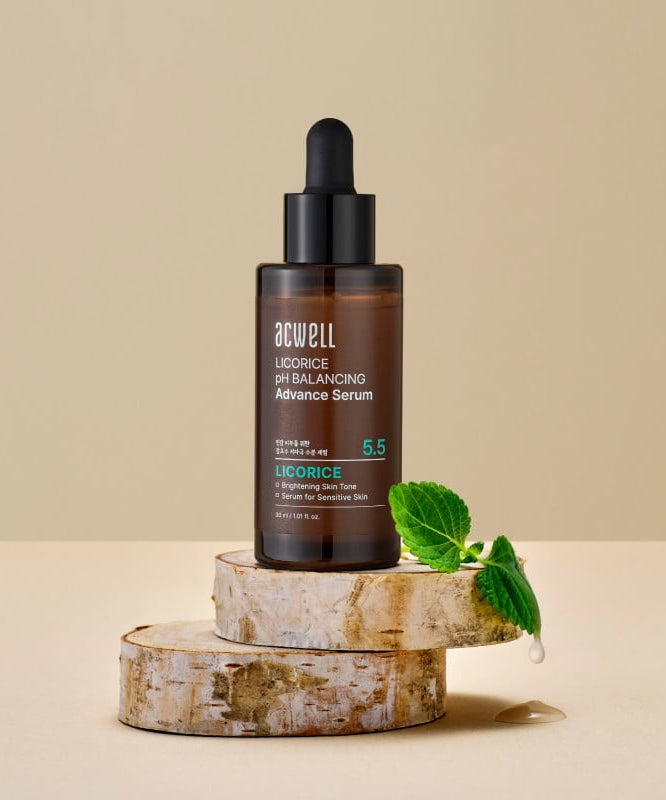 ACWELL Licorice Ph Balancing Advance Serum 30ml de la marque ACWELL sur socle bois, menthe et décor beige