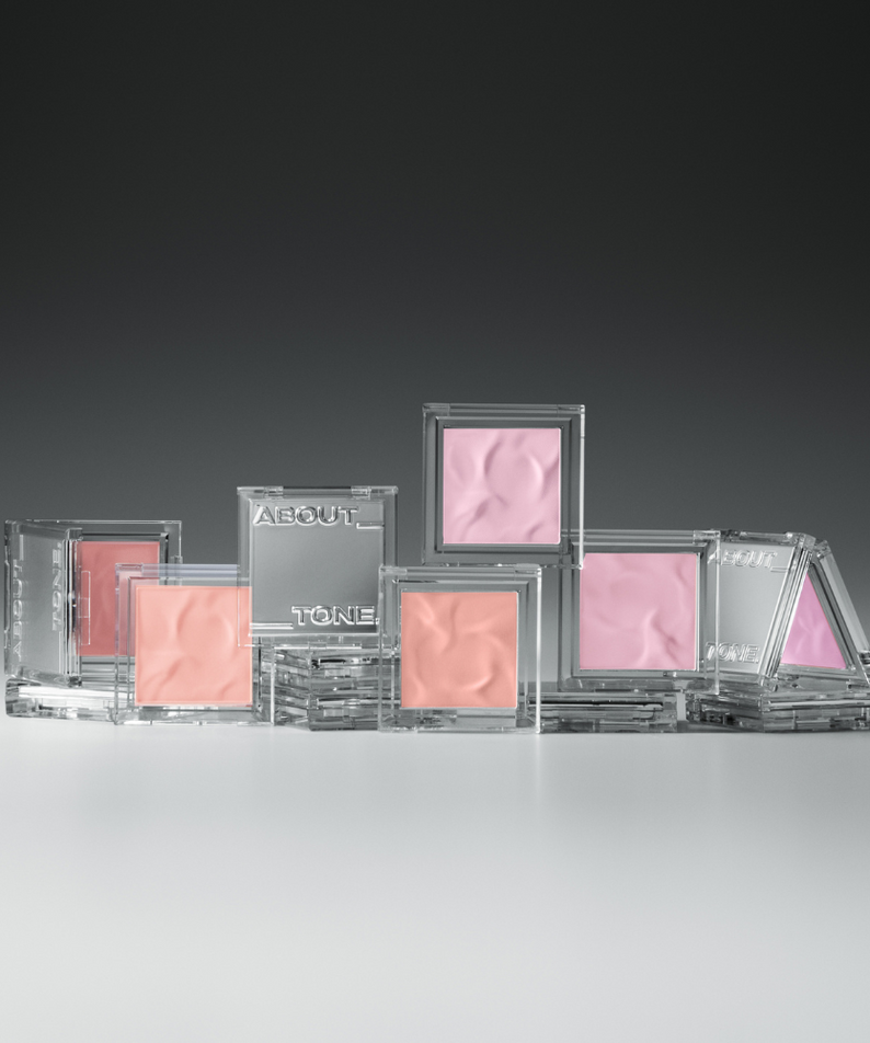 ABOUT TONE Fluffy Wear Blusher de la marque ABOUT TONE, packaging maquillage sur fond noir, visuel produit