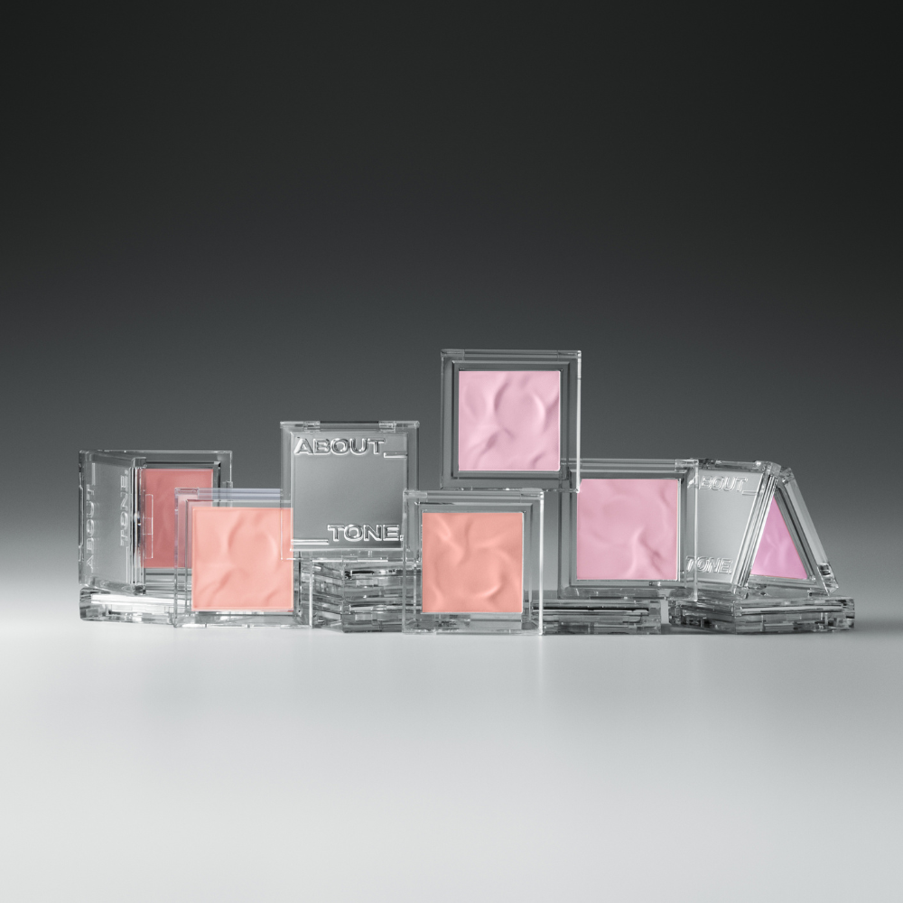 ABOUT TONE Fluffy Wear Blusher de la marque ABOUT TONE, packaging maquillage sur fond noir, visuel produit