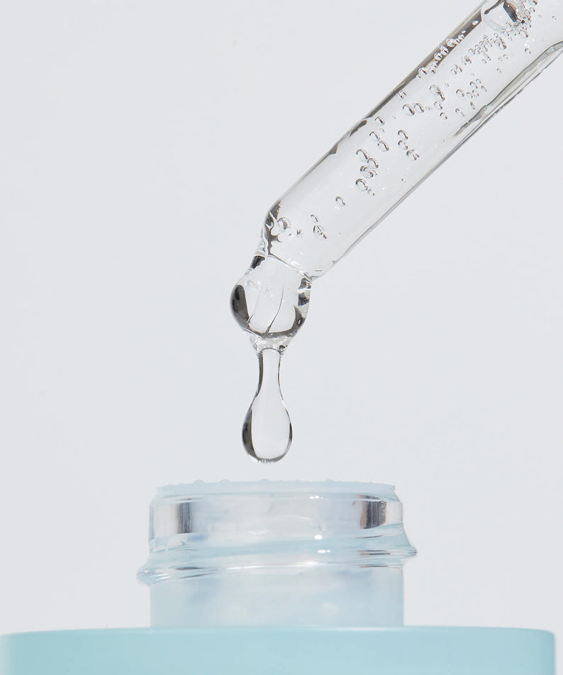 Goutte d’eau sur flacon ACWELL Real Aqua Balancing Ampoule 35ml, marque ACWELL, contexte visuel aqua