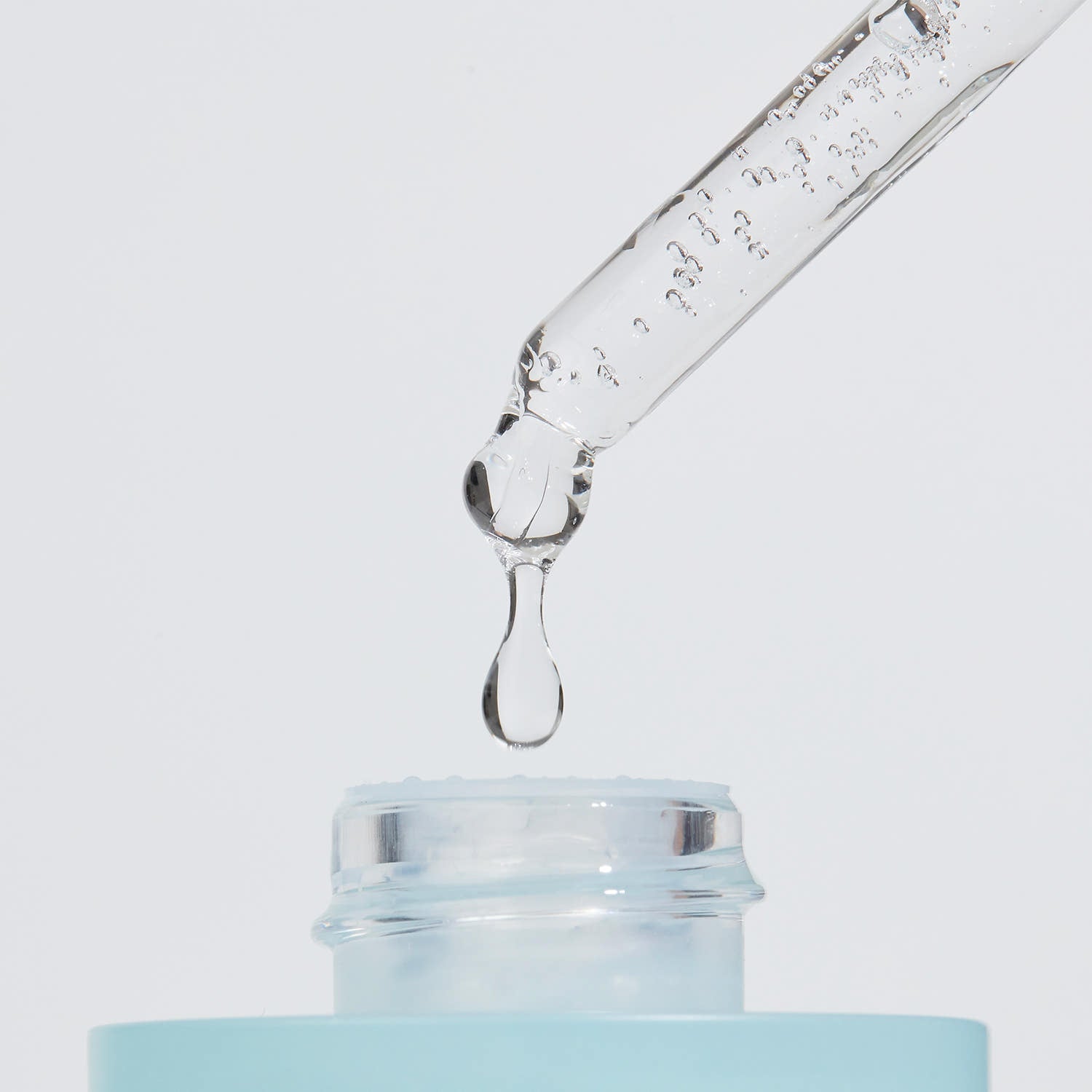 Goutte d’eau sur flacon ACWELL Real Aqua Balancing Ampoule 35ml, marque ACWELL, contexte visuel aqua