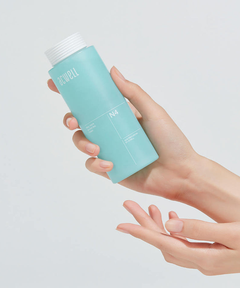 Photo produit : ACWELL Real Aqua Balancing Toner 160ml, marque ACWELL, bouteille turquoise, main, fond clair.