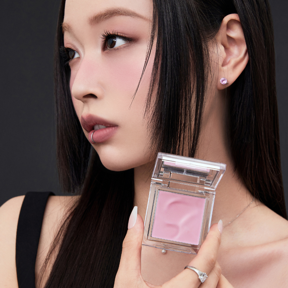 ABOUT TONE Fluffy Wear Blusher, maquillage rose du blush sur visage, femme maquillée en gros plan, boîte produit.