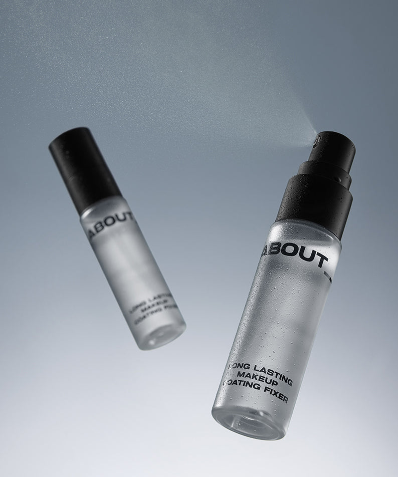 ABOUT TONE Long Lasting Makeup Coating Fixer, flacons noir et argent sur fond bleu, pack produit maquillage