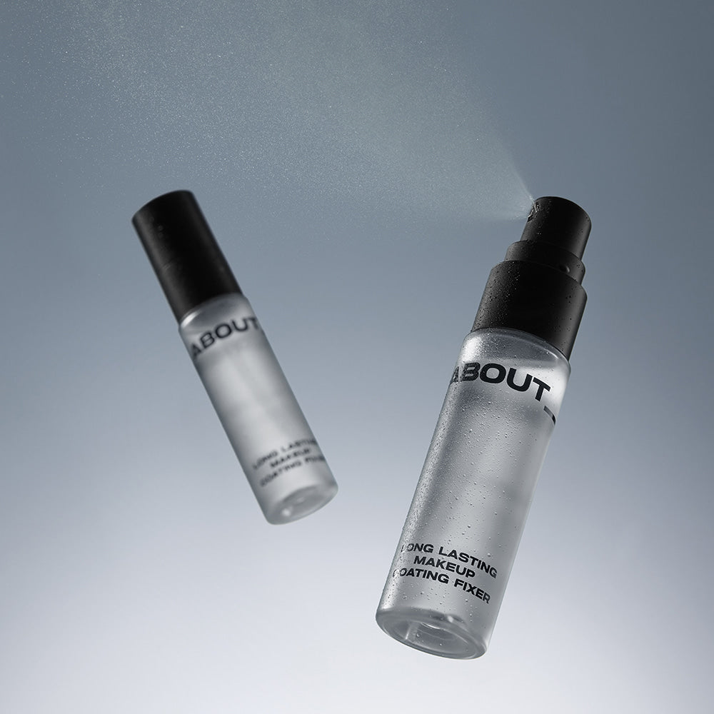 ABOUT TONE Long Lasting Makeup Coating Fixer, flacons noir et argent sur fond bleu, pack produit maquillage
