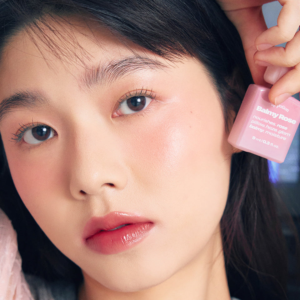 ALTERNATIVE STEREO Lip Potion Balmy Rose sur fond beauté, visage en gros plan, application sur lèvres, marque visible.