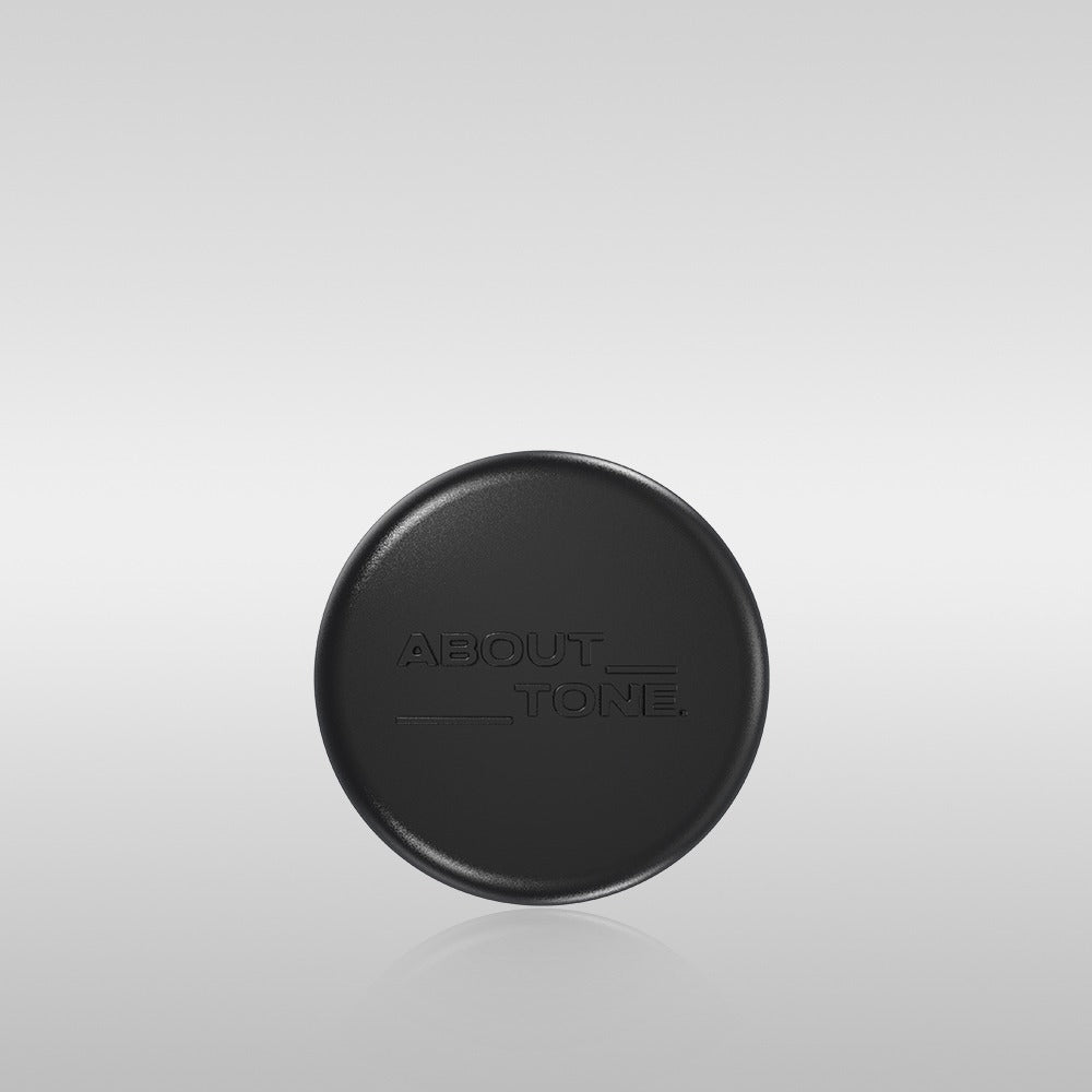 ABOUT TONE Blur Powder Pact, boîte noire sur fond clair minimaliste, marque ABOUT TONE, photo produit maquillage