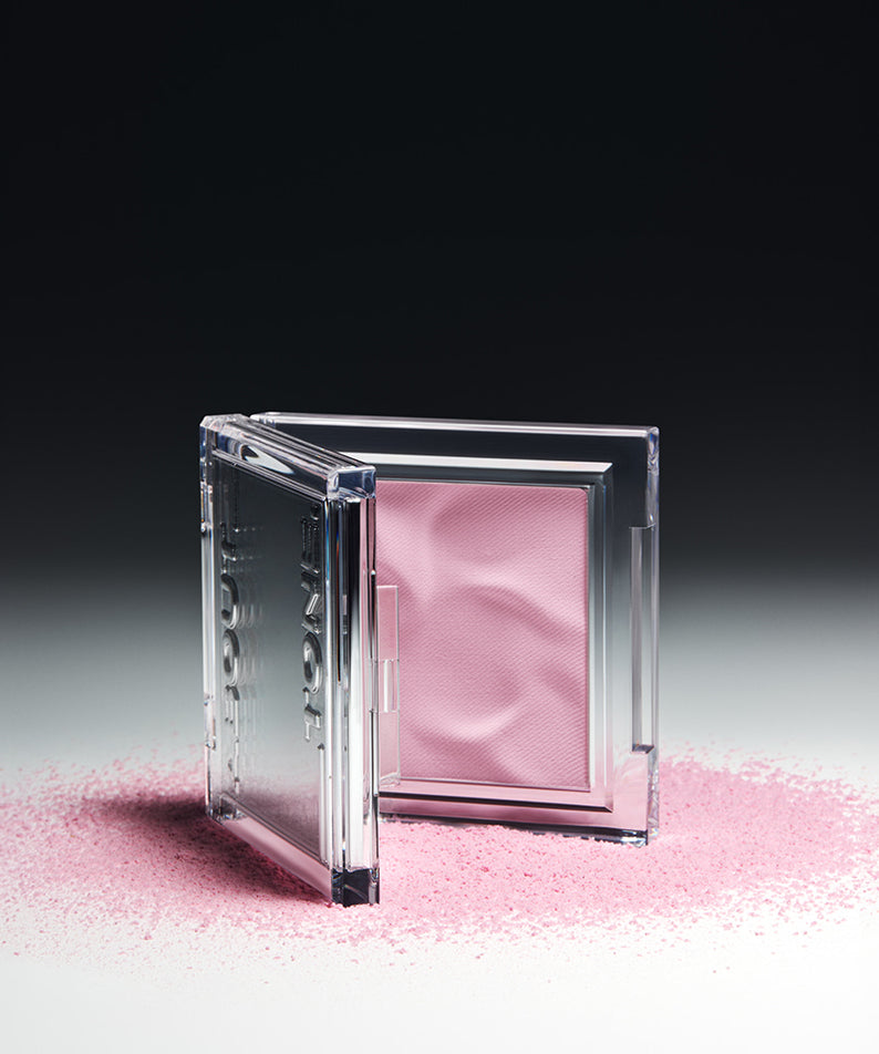 ABOUT TONE Fluffy Wear Blusher : blush rose en poudre, boîtier transparent, photo produit sur fond studio (marque ABOUT TONE).