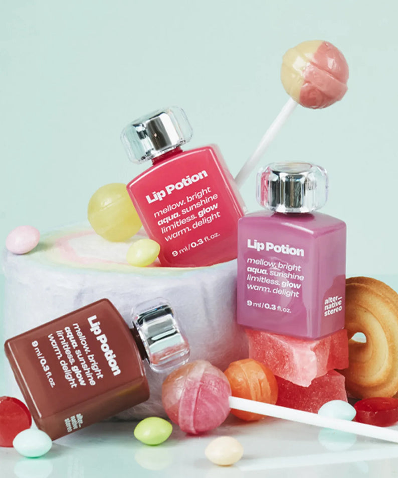 ALTERNATIVE STEREO Lip Potion Aqua Glow Tint de la marque Alternative, sur fond pastel, capsules et lèvres en visuel