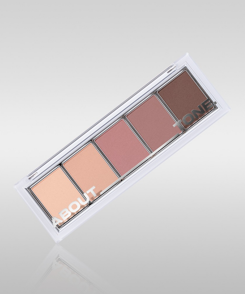 ABOUT TONE Return To Basic Shadow Palette de la marque ABOUT TONE, palette d’ombres nude sur fond clair.